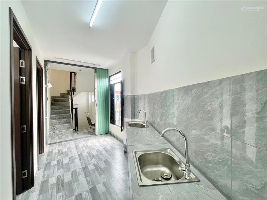 Hxh dương quảng hàm p5, cn 84m2=5,25x17m sổ vuông đẹp. có 10 phòng cho thuê 30tr/tháng chốt 9,950tỷ