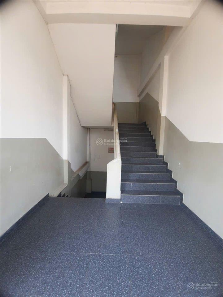 Cần bán gấp căn hộ cc hẻm 136 nguyễn tri phương, phường 9, quận 5 dt 127m2, 3phòng ngủ, 1wc, view