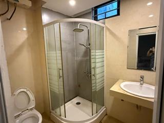 Cính chủ cho thuê nhà nguyên căn 5 tầng , trước nhà có sân để xe an toàn, có cổng khóa .
