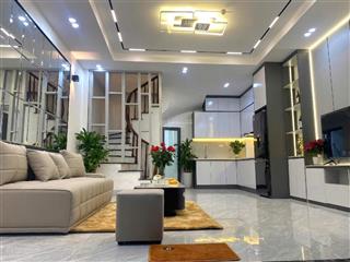 Tc 6. tỷ  nhà phố triều khúc  40m  mt 5.5m   đỗ cổng
