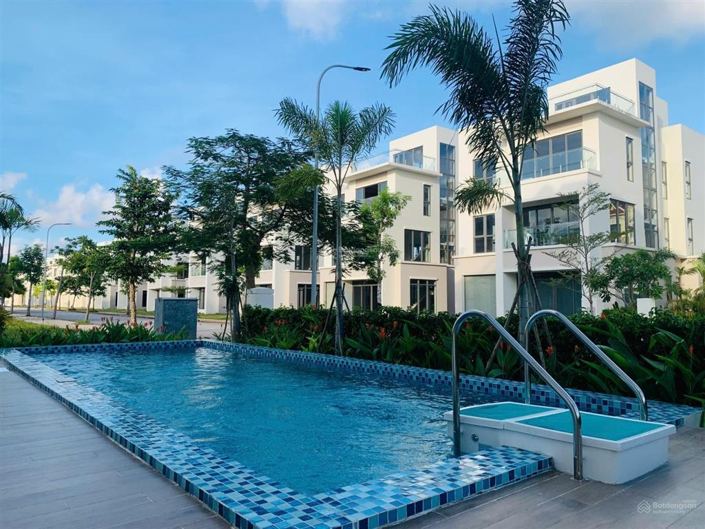 Bán gấp biệt thự sân vườn bể bơi riêng sân golf đồ sơn 4 tầng 300m2 giá 11,85 tỷ.sổ đỏ lâu dài