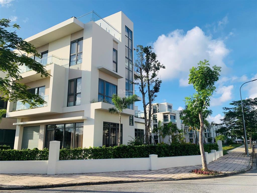 Chính chủ bán gấp căn biệt thự đơn lập sân golf 4 tầng 300m2 view kênh hồ 12 tỷ.sổ đỏ lâu dài