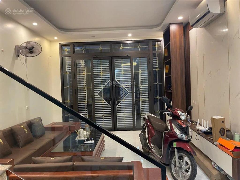 Nhà riêng mỗ lao 4 tầng ngay cầu trắng .1 bước ra ô tô