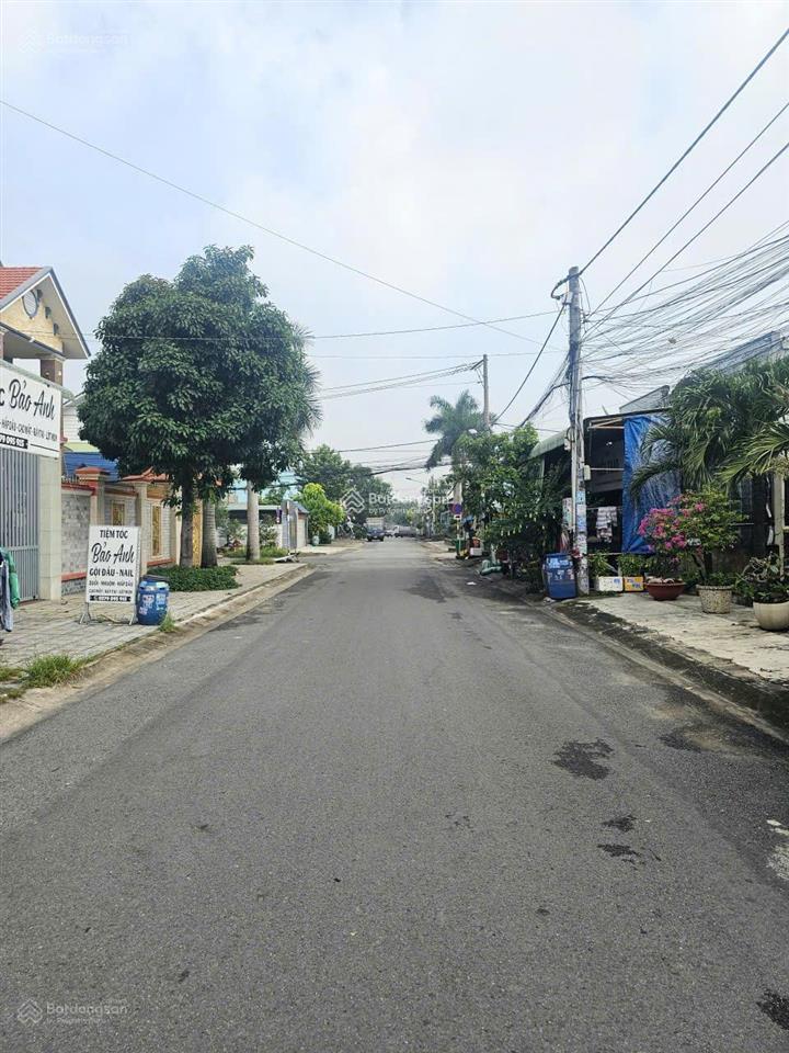 Nguồn tốt giá rẻ 300m2 ngay kcn mỹ phước 3,bến cát, mặt bằng kinh doanh, dân cư đông,sổ hồng riêng