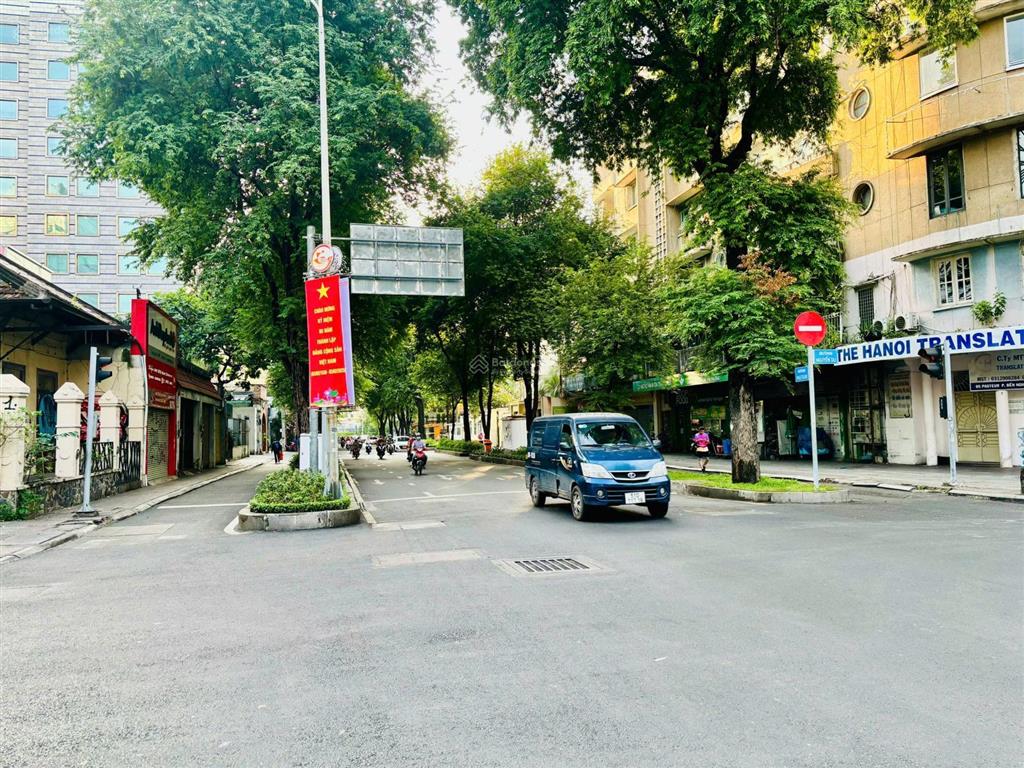 Cho thuê góc 2mt (quận 1)  ngay nhà thờ đức bà  400m2 sử dụng