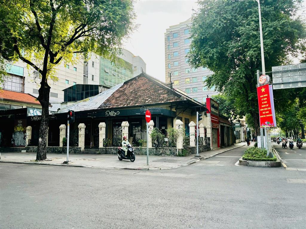 Cho thuê góc 2mt (quận 1)  ngay nhà thờ đức bà  400m2 sử dụng