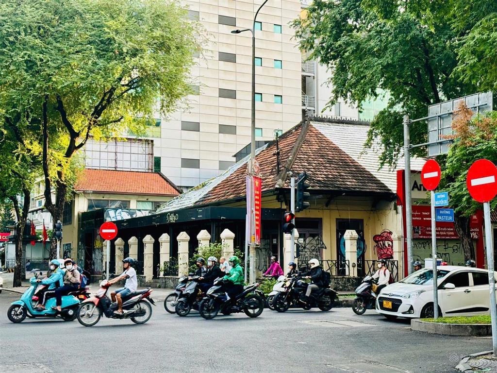 Cho thuê góc 2mt (quận 1)  ngay nhà thờ đức bà  400m2 sử dụng