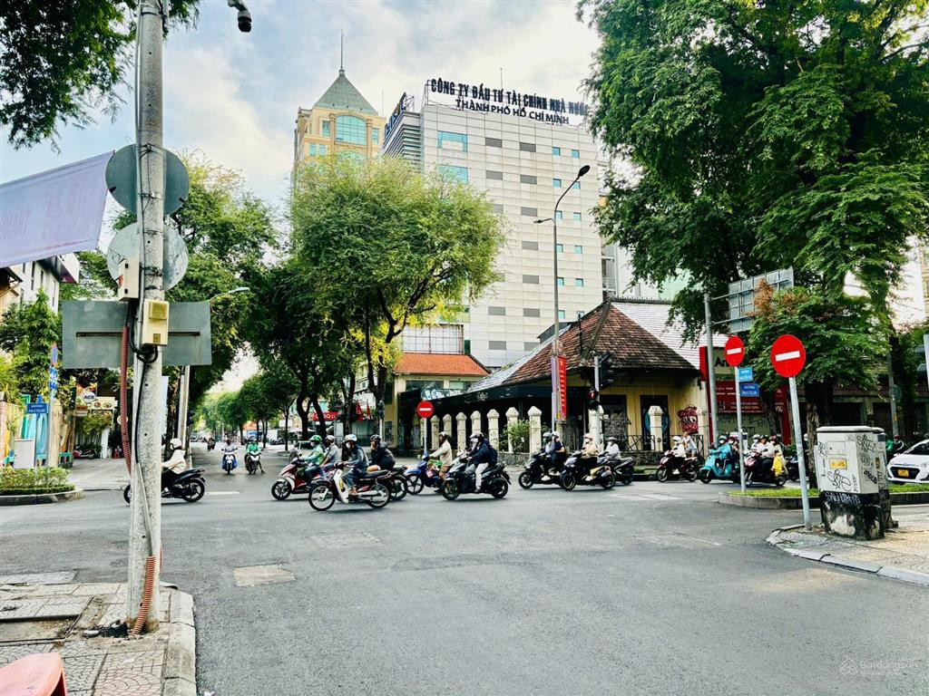 Cho thuê góc 2mt (quận 1)  ngay nhà thờ đức bà  400m2 sử dụng