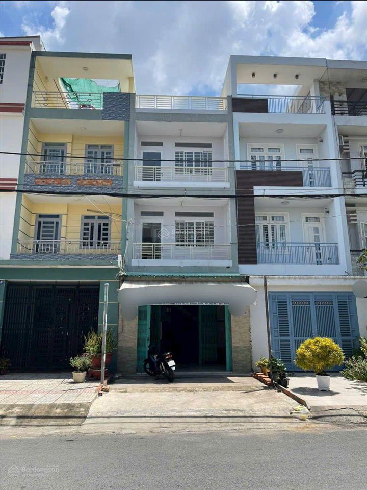 Bán nhà mặt tiền đường kinh doanh, ngay chợ bà hom cũ.