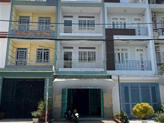 Bán nhà mặt tiền đường kinh doanh, ngay chợ bà hom cũ.