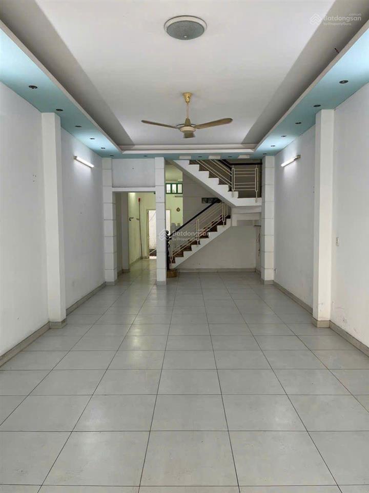 Bán nhà mặt tiền đường kinh doanh, ngay chợ bà hom cũ.