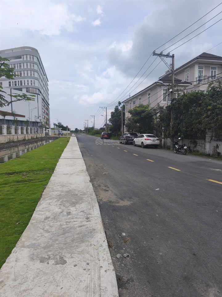 Bán nhà mặt tiền đường nguyễn cửu phú dt 5,5x23=130m. gần trường đại học phạm ngọc thạch.