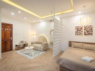 Căn hộ studio 40m2  gần ngã tư hàng xanh  cửa sổ lớn, view thành phố, thiết kế sang trọng