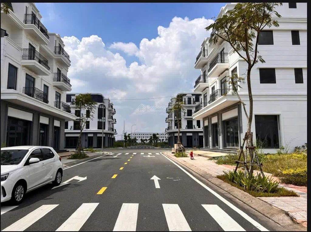 Chuẩn bị đi mỹ bán gấp lô gốc 2mt stc 120m2giá chỉ 2,6tỷ  sổ sẵn, 100% thổ cư, ngay công viên