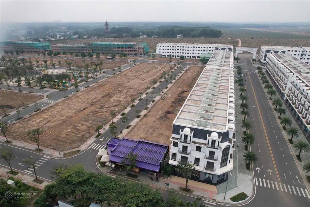 Chuẩn bị đi mỹ bán gấp lô gốc 2mt stc 120m2giá chỉ 2,6tỷ  sổ sẵn, 100% thổ cư, ngay công viên