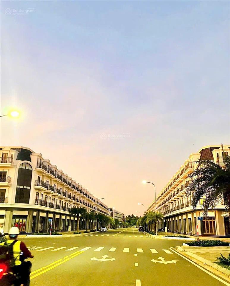 Chuẩn bị đi mỹ bán gấp lô gốc 2mt stc 120m2giá chỉ 2,6tỷ  sổ sẵn, 100% thổ cư, ngay công viên