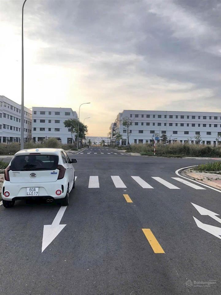 Chuẩn bị đi mỹ bán gấp lô gốc 2mt stc 120m2giá chỉ 2,6tỷ  sổ sẵn, 100% thổ cư, ngay công viên