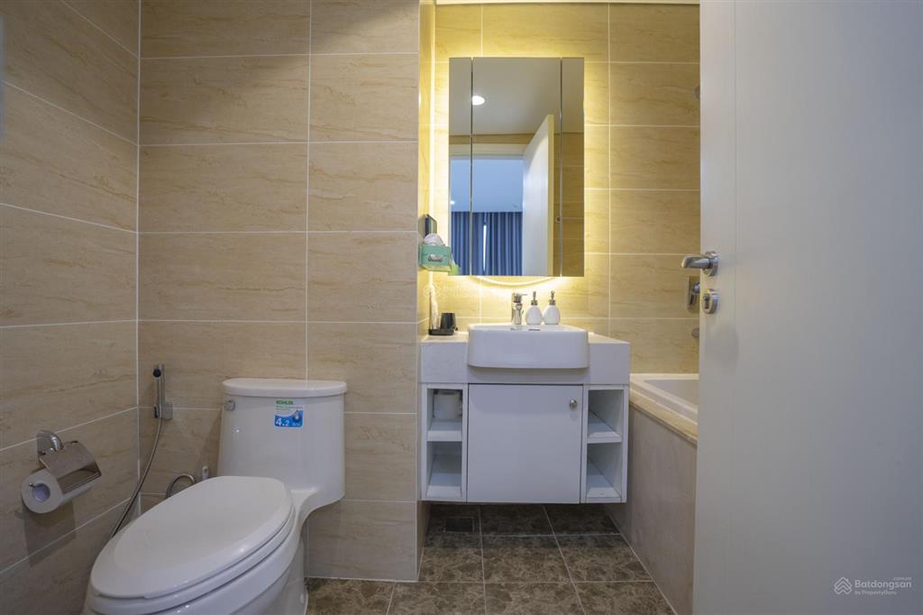 Bán gấp căn hộ 2 ngủ 2wc, 63m2, full nội thất, view thành phố, tầng đẹp dự án vinhomes d'capitale