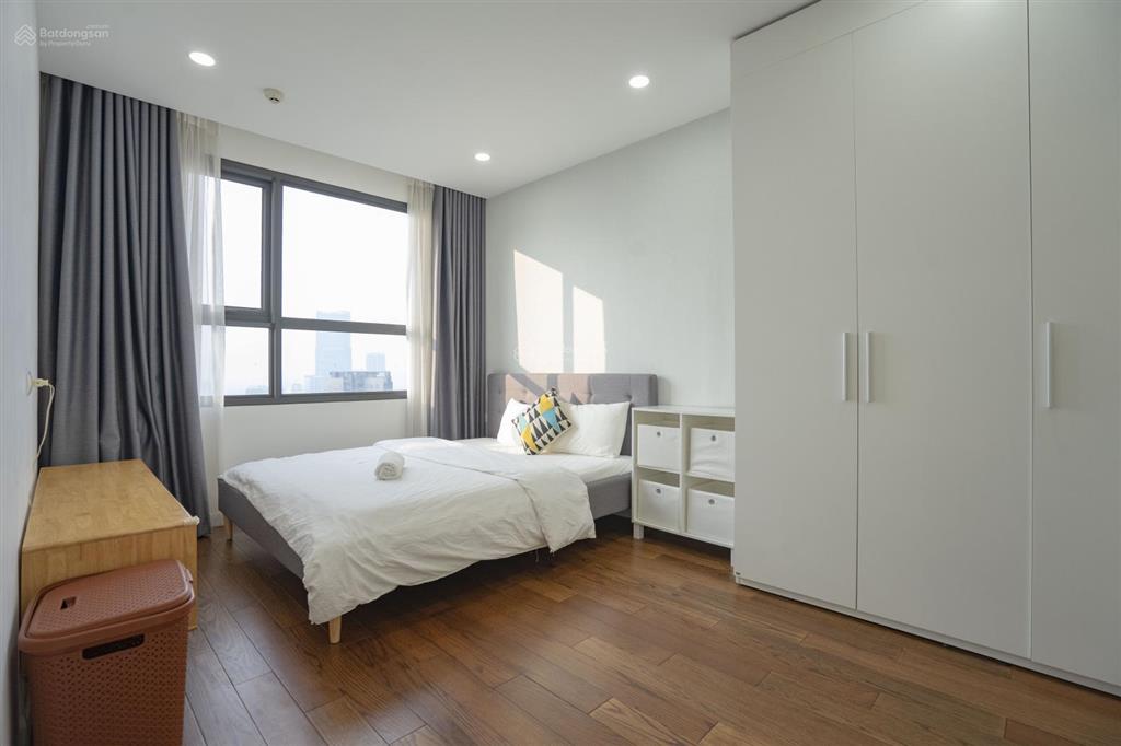 Bán gấp căn hộ 2 ngủ 2wc, 63m2, full nội thất, view thành phố, tầng đẹp dự án vinhomes d'capitale