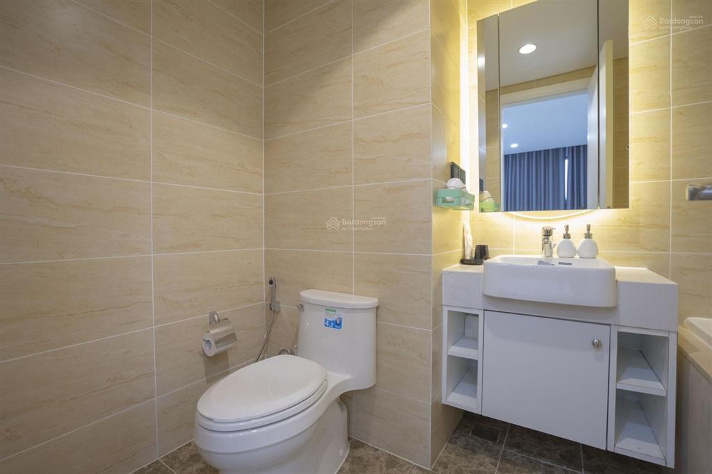 Bán gấp căn hộ 2 ngủ 2wc, 63m2, full nội thất, view thành phố, tầng đẹp dự án vinhomes d'capitale