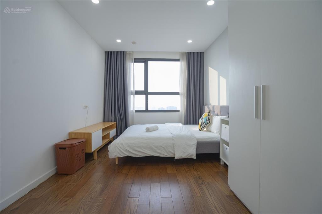 Bán gấp căn hộ 2 ngủ 2wc, 63m2, full nội thất, view thành phố, tầng đẹp dự án vinhomes d'capitale