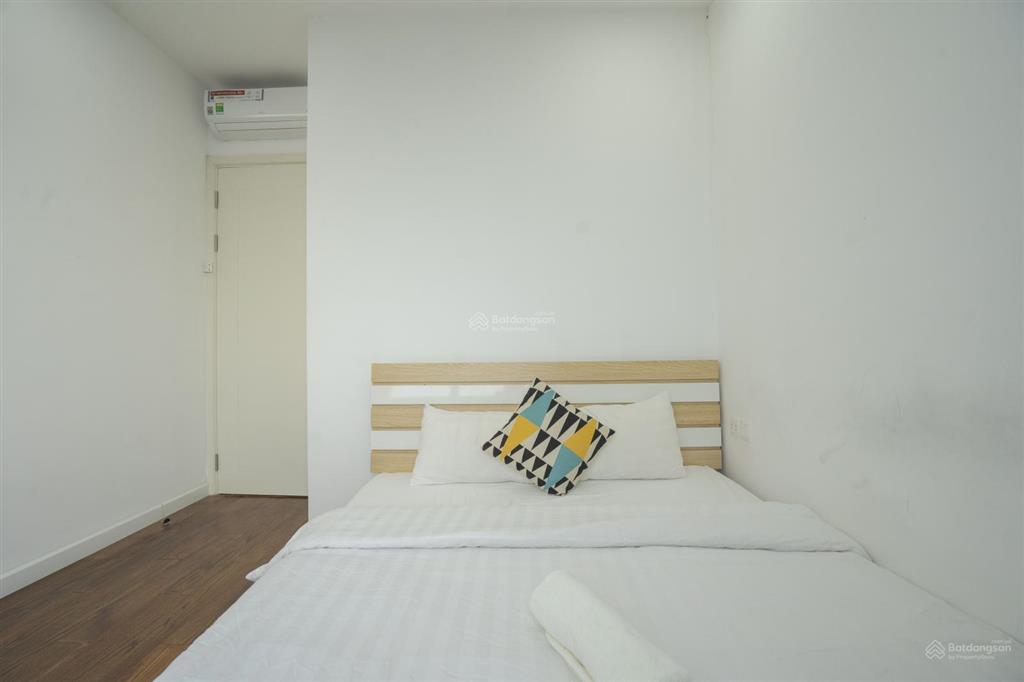 Bán gấp căn hộ 2 ngủ 2wc, 63m2, full nội thất, view thành phố, tầng đẹp dự án vinhomes d'capitale