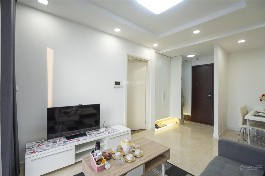 Bán gấp căn hộ 2 ngủ 2wc, 63m2, full nội thất, view thành phố, tầng đẹp dự án vinhomes d'capitale