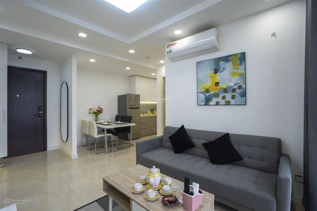 Bán gấp căn hộ 2 ngủ 2wc, 63m2, full nội thất, view thành phố, tầng đẹp dự án vinhomes d'capitale