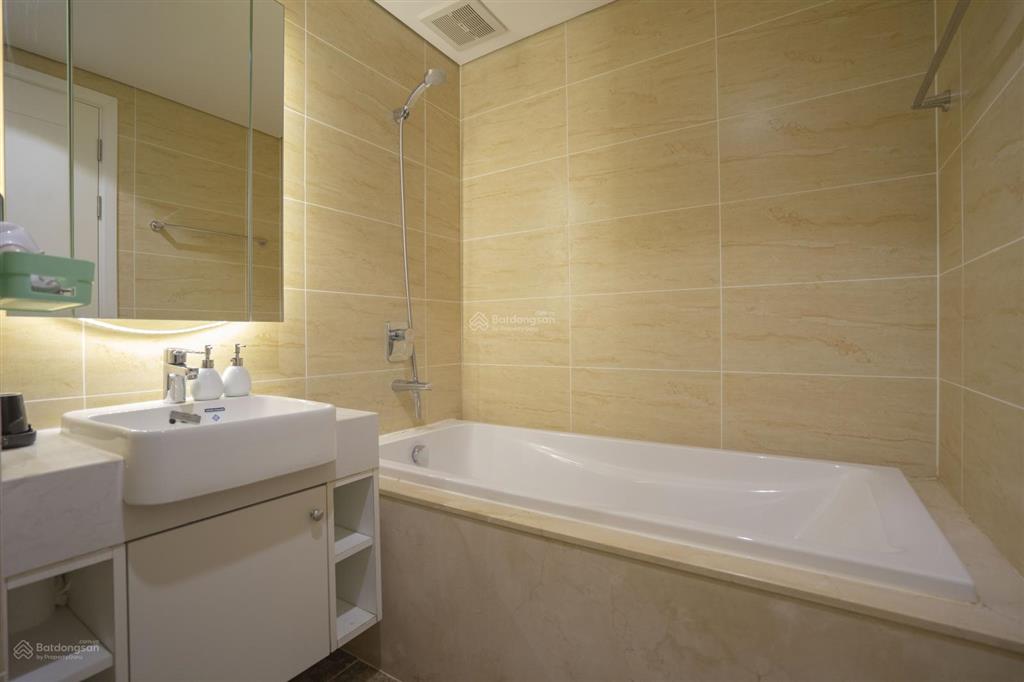 Bán gấp căn hộ 2 ngủ 2wc, 63m2, full nội thất, view thành phố, tầng đẹp dự án vinhomes d'capitale
