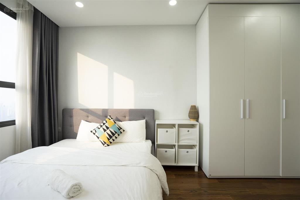 Bán gấp căn hộ 2 ngủ 2wc, 63m2, full nội thất, view thành phố, tầng đẹp dự án vinhomes d'capitale