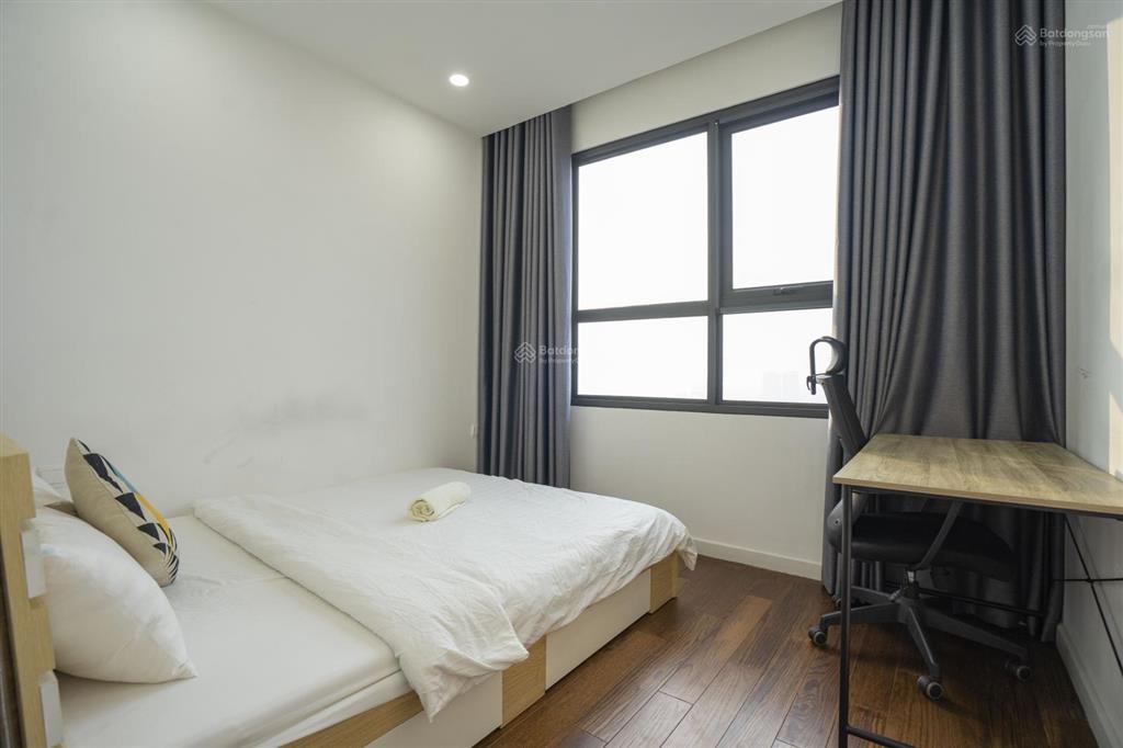 Bán gấp căn hộ 2 ngủ 2wc, 63m2, full nội thất, view thành phố, tầng đẹp dự án vinhomes d'capitale