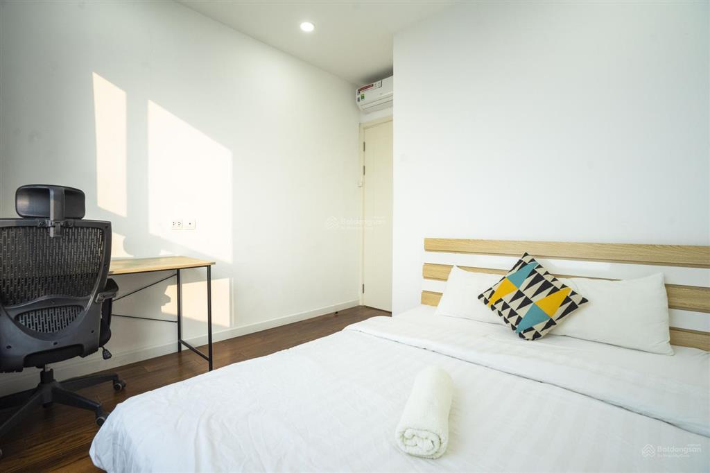 Bán gấp căn hộ 2 ngủ 2wc, 63m2, full nội thất, view thành phố, tầng đẹp dự án vinhomes d'capitale