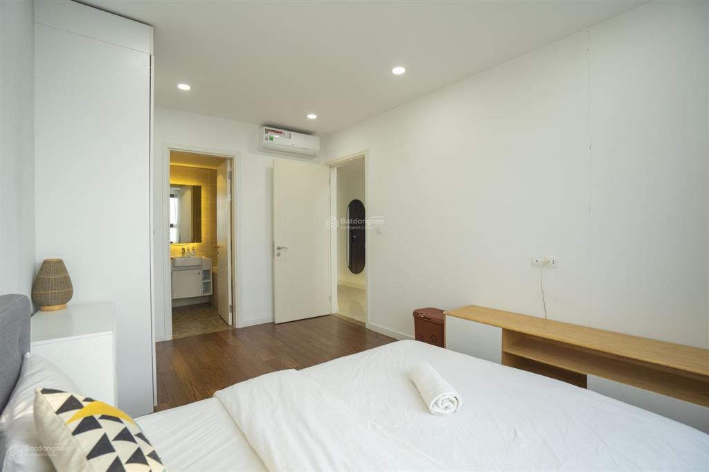 Bán gấp căn hộ 2 ngủ 2wc, 63m2, full nội thất, view thành phố, tầng đẹp dự án vinhomes d'capitale