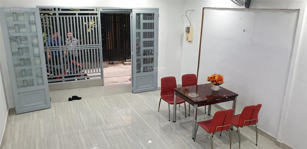 9,4 tỷ . bán nhà đối diện công viên 23/9 ngay trung tâm q1. 4,8 x 9m, 11 tỷ giảm còn 9,4 tỷ