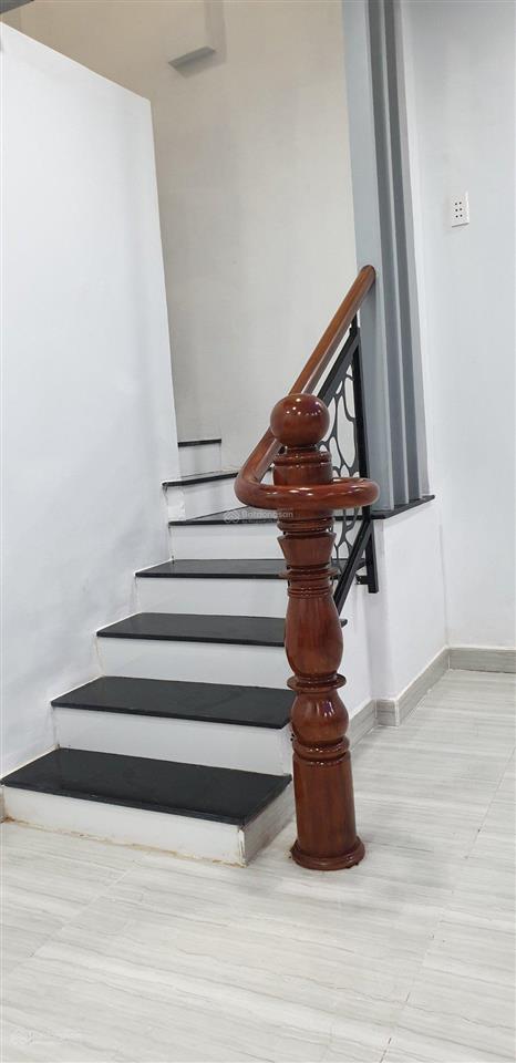 9,4 tỷ . bán nhà đối diện công viên 23/9 ngay trung tâm q1. 4,8 x 9m, 11 tỷ giảm còn 9,4 tỷ