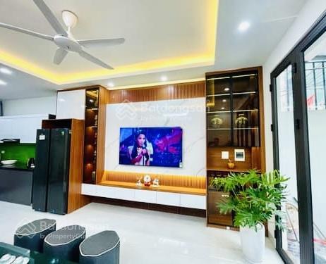 Chính chủ mình bán nhà phố ngọc trì  trung tâm long biên  lô góc 4 mặt thoáng ngõ ba gác tránh !