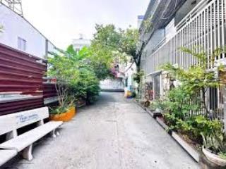 Chính chủ gửi bán nhà 3 tầng  ngay cổng đại học tdtt