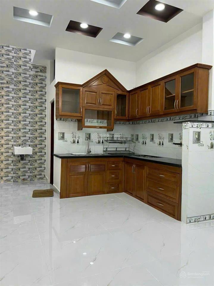 Bán gấp nhà mặt tiền (5mx20m) ngay chợ bình chánh đang cho thuê 18tr/tháng