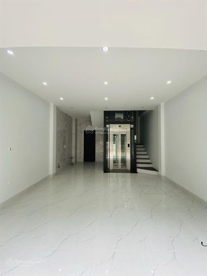 Chỉ 6.1 tỷ có nhà 5 tầng 38m2 thang máy mới coong ô tô vào nhà gần học viện nông nghiệp gần vin 1