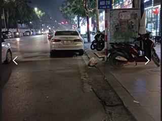 Bán nhà phân lô quân đội  3 ô tô tránh  trước nhà có sân rộng mênh mông  phố cực hiếm nhà bán