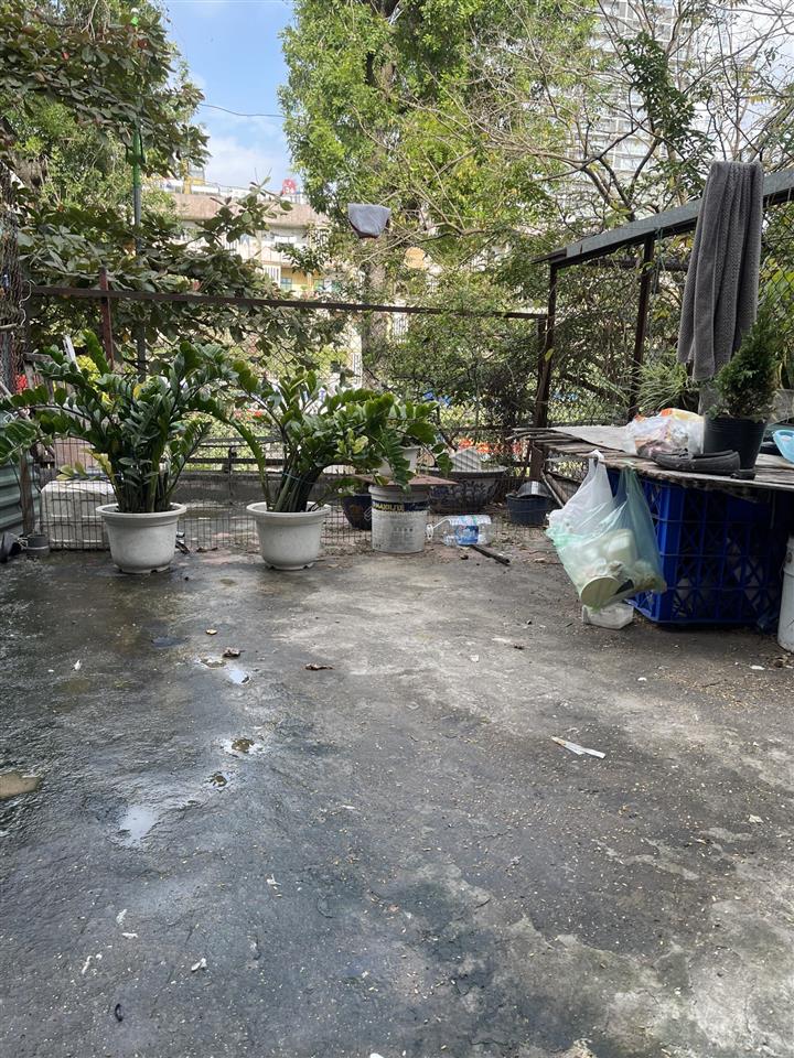 Bán nhà tập thể nhà máy in tiến bộ mặt phố giảng võ  tầng 2  nhà có sân trước, sân sau  sổ 29m2