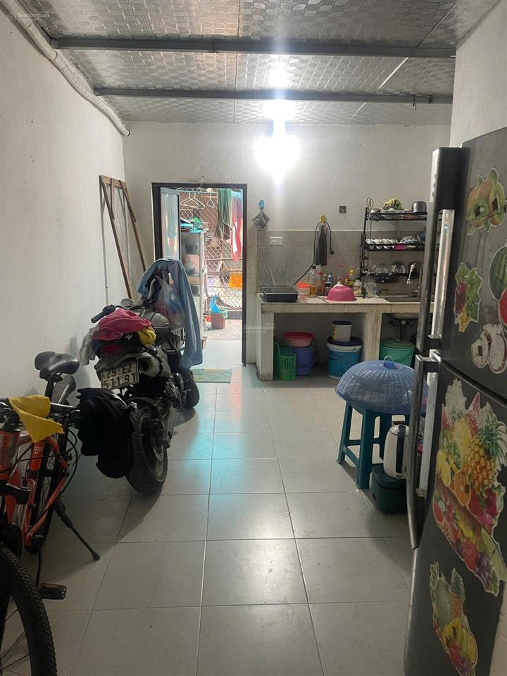 Bán nhà tập thể nhà máy in tiến bộ mặt phố giảng võ  tầng 2  nhà có sân trước, sân sau  sổ 29m2