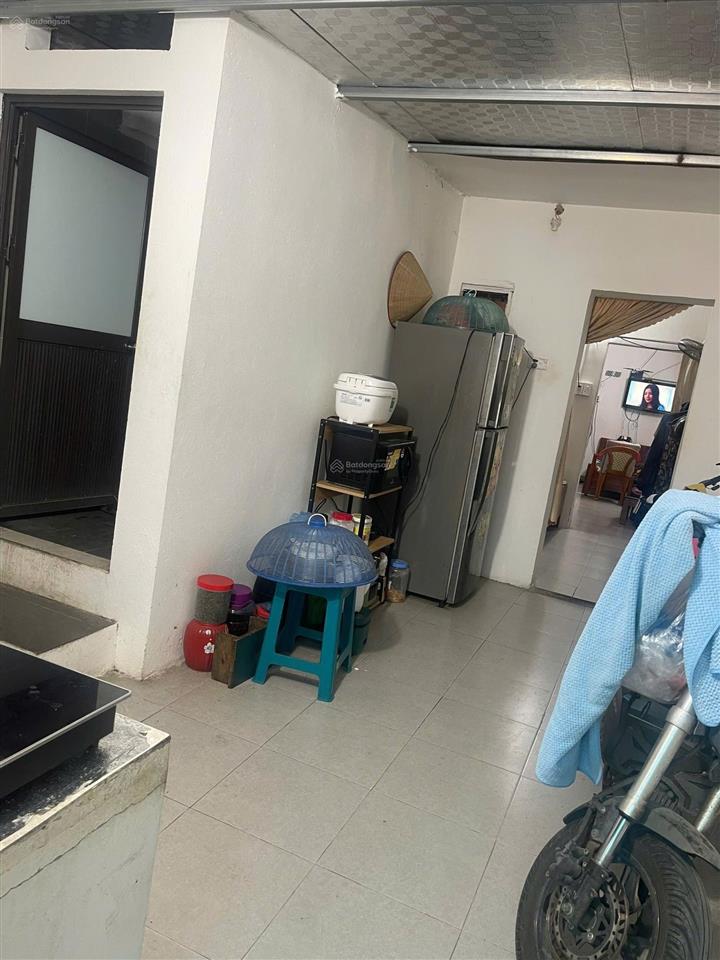 Bán nhà tập thể nhà máy in tiến bộ mặt phố giảng võ  tầng 2  nhà có sân trước, sân sau  sổ 29m2