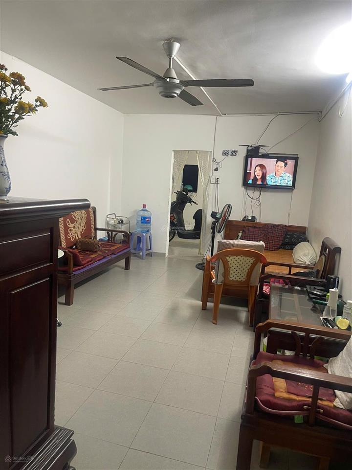 Bán nhà tập thể nhà máy in tiến bộ mặt phố giảng võ  tầng 2  nhà có sân trước, sân sau  sổ 29m2