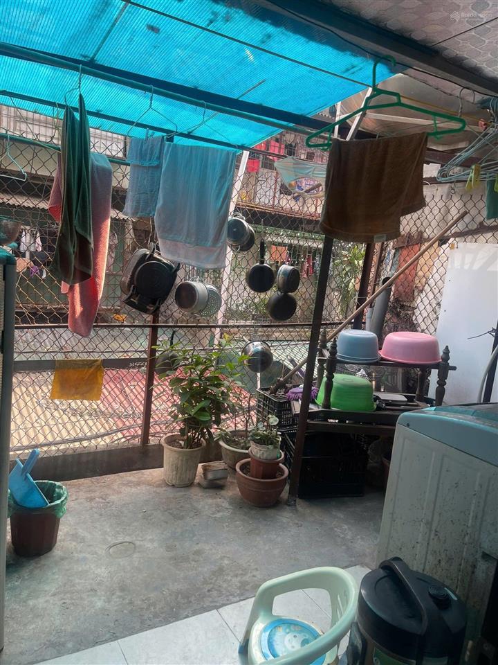 Bán nhà tập thể nhà máy in tiến bộ mặt phố giảng võ  tầng 2  nhà có sân trước, sân sau  sổ 29m2