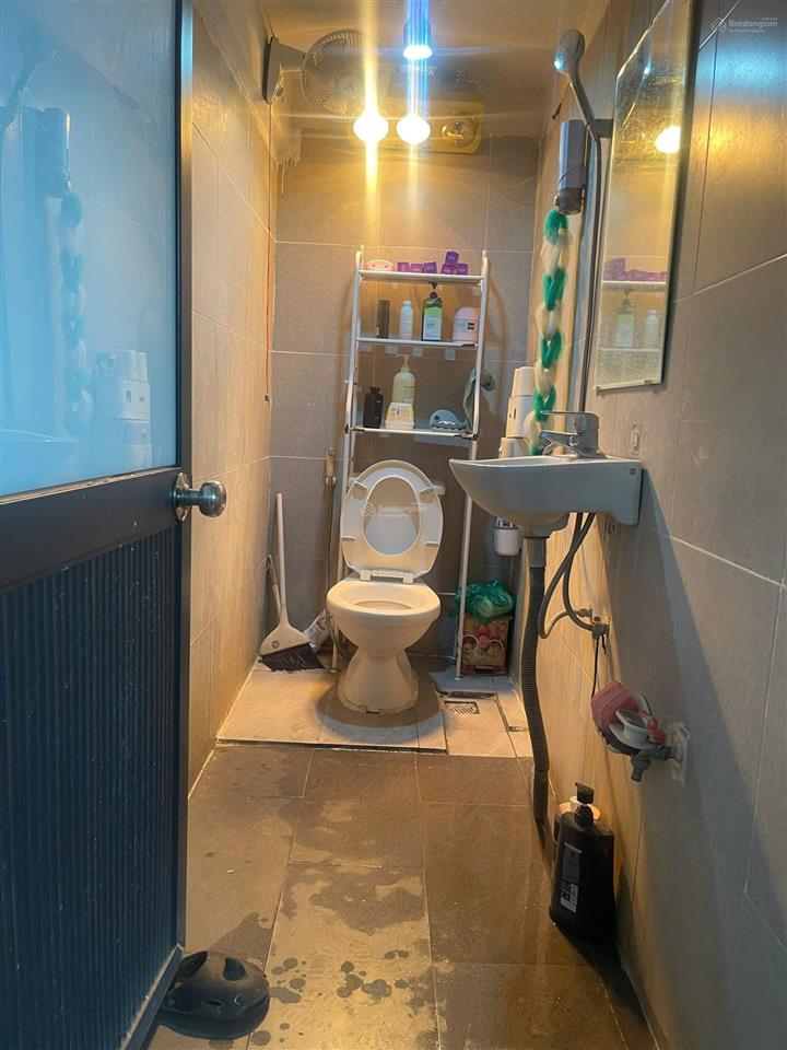 Bán nhà tập thể nhà máy in tiến bộ mặt phố giảng võ  tầng 2  nhà có sân trước, sân sau  sổ 29m2