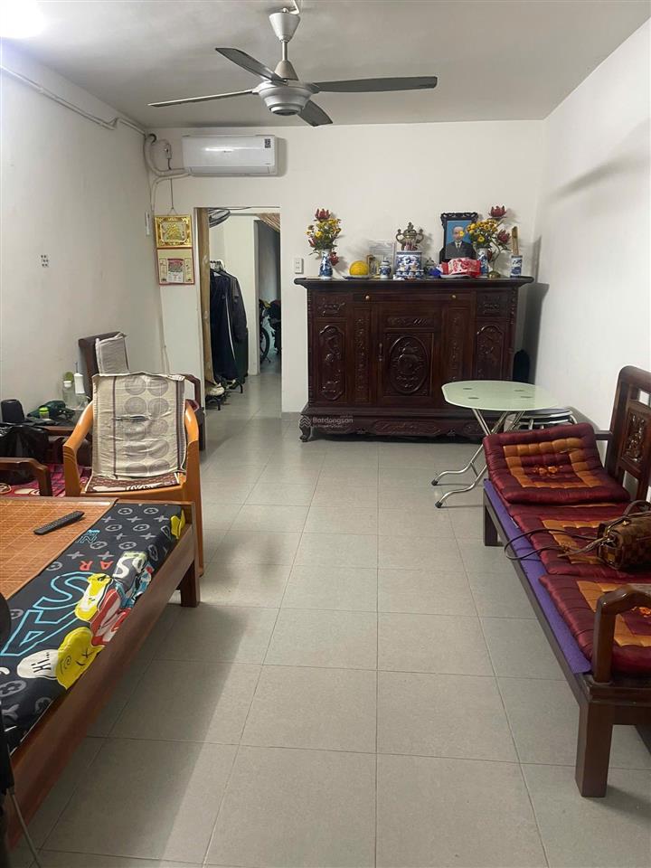 Bán nhà tập thể nhà máy in tiến bộ mặt phố giảng võ  tầng 2  nhà có sân trước, sân sau  sổ 29m2