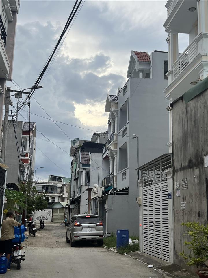 Nhỉnh 3 tỷ  2 tầng, dt 40m2  hẻm xe hơi đường man thiện  q9