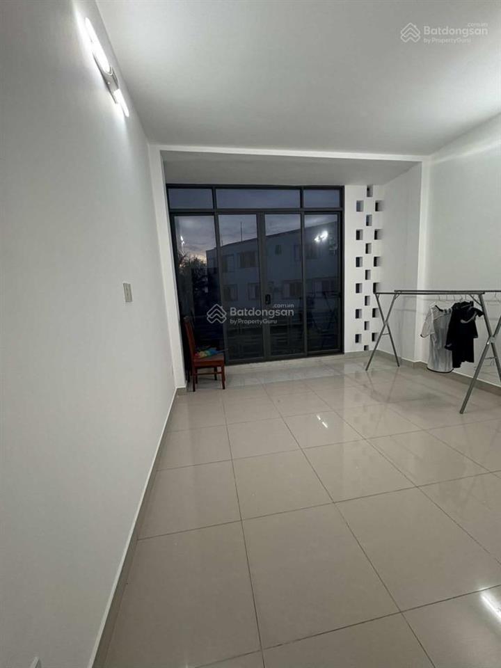 Nhỉnh 3 tỷ  2 tầng, dt 40m2  hẻm xe hơi đường man thiện  q9