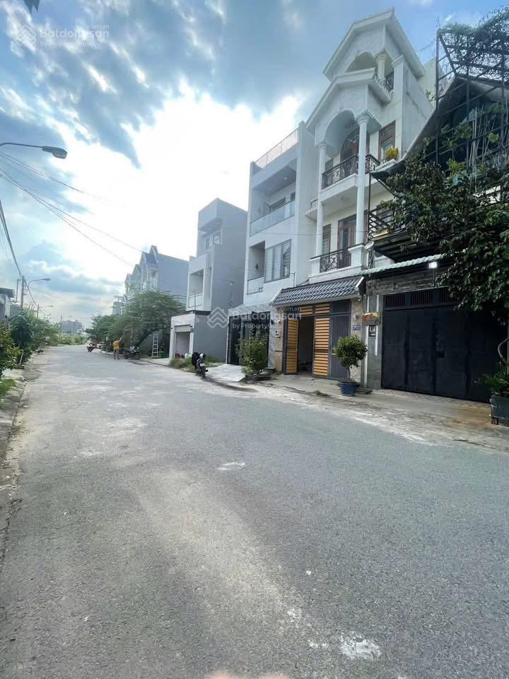 Nhà 3 tầng btct  trường lưu, long trường, q9  đường 8m có vỉa hè  chỉ 4x tỷ